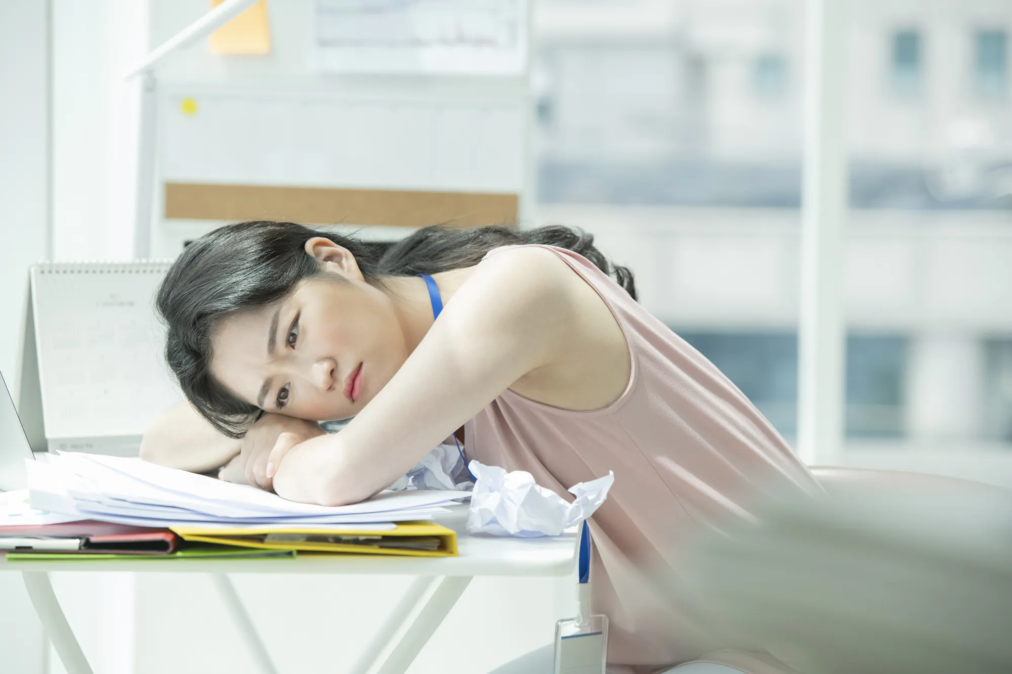 悩む女性