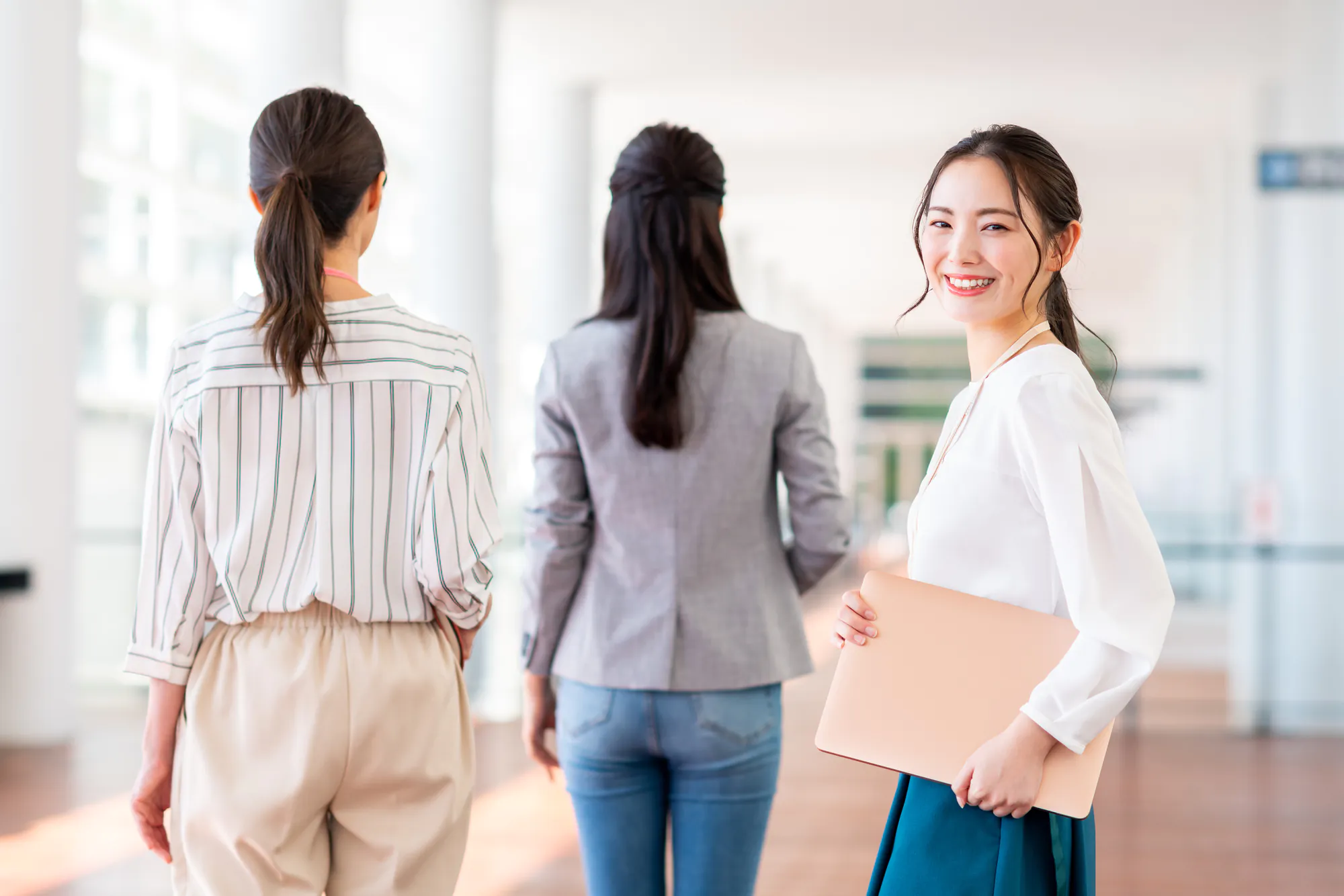 笑顔の女性